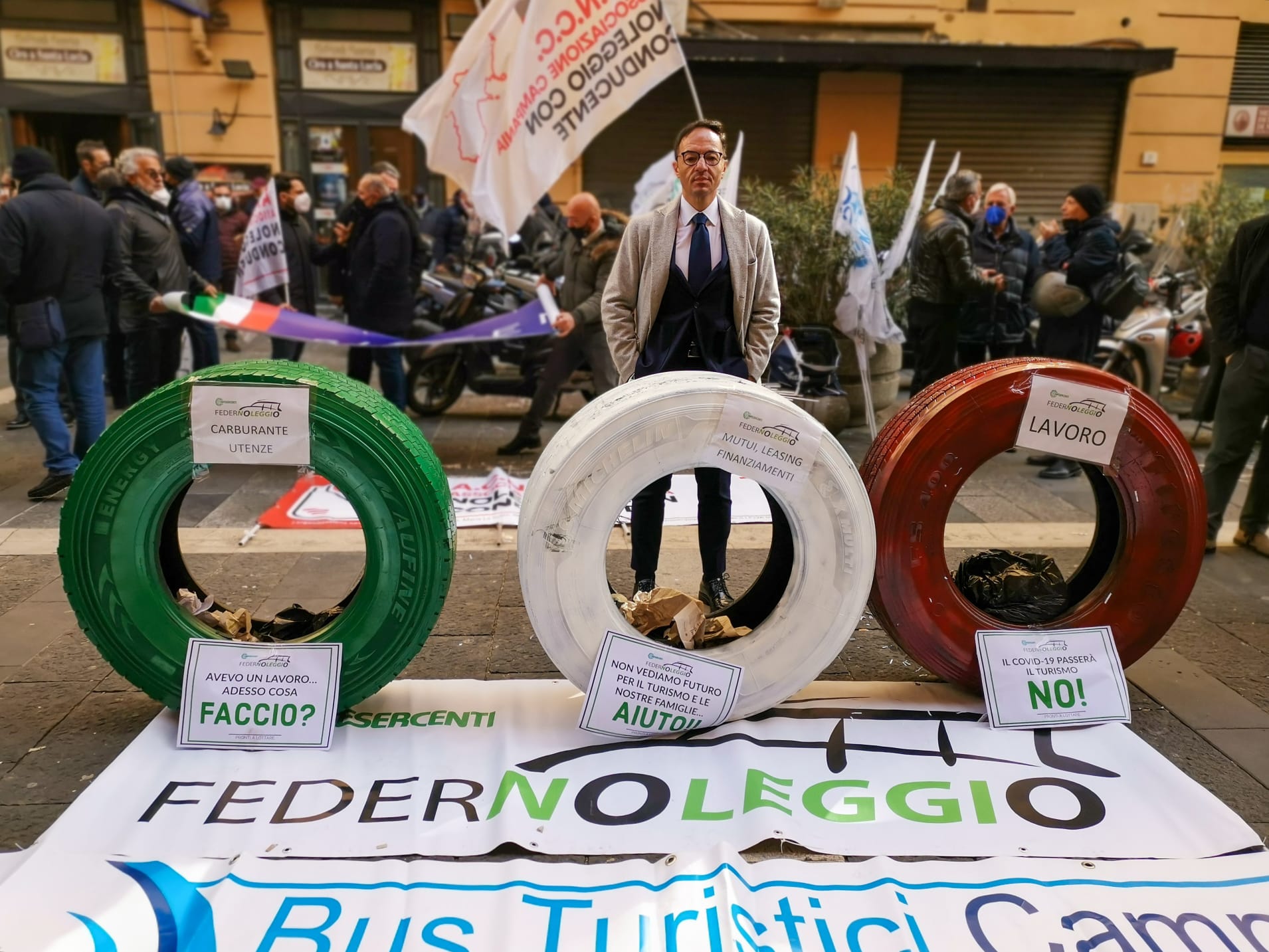 Federnoleggio Confesercenti Campania, sit-in dinanzi alla Regione: “Comparto bus e ncc al collasso, dal Governo indifferenza. La Regione ci ha promesso aiuti”